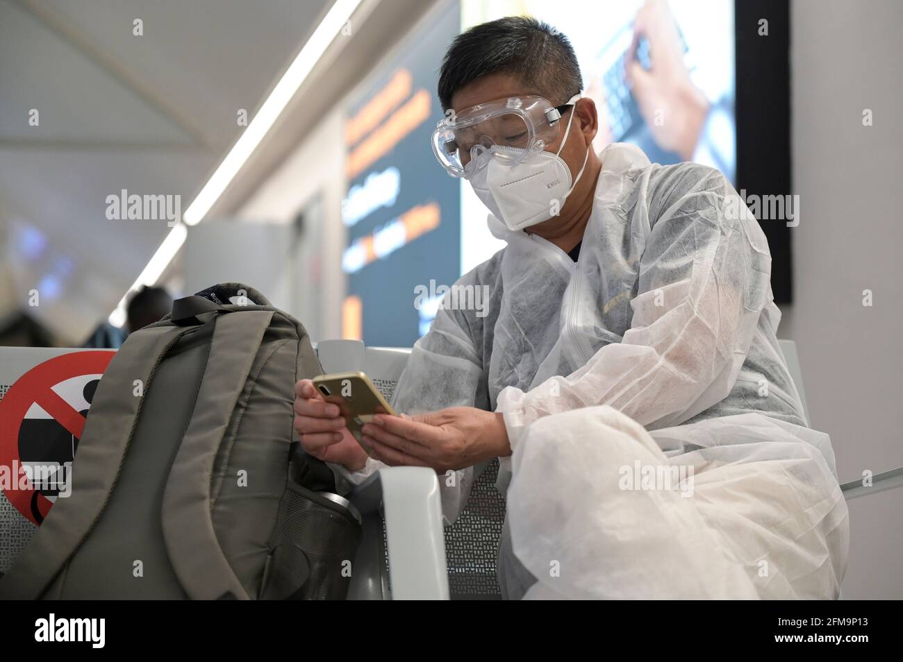 CÔTE D'IVOIRE, Abidjan, aéroport, chinois voyageur avec protection pendant la période de pandémie de Corona à la porte d'embarquement à Paris / ELFENBEINKÜSTE, Abidjan, Flughafen, Chinesische Reisende à Schutzkleidung während Corona Pandemie Banque D'Images