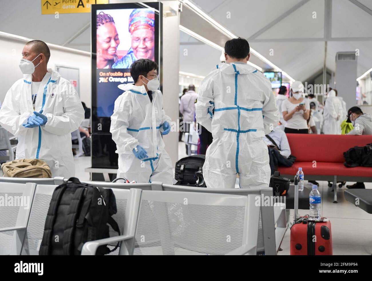 CÔTE D'IVOIRE, Abidjan, aéroport, chinois voyageur avec protection pendant la période de pandémie de Corona à la porte d'embarquement à Paris / ELFENBEINKÜSTE, Abidjan, Flughafen, Chinesische Reisende à Schutzkleidung während Corona Pandemie Banque D'Images