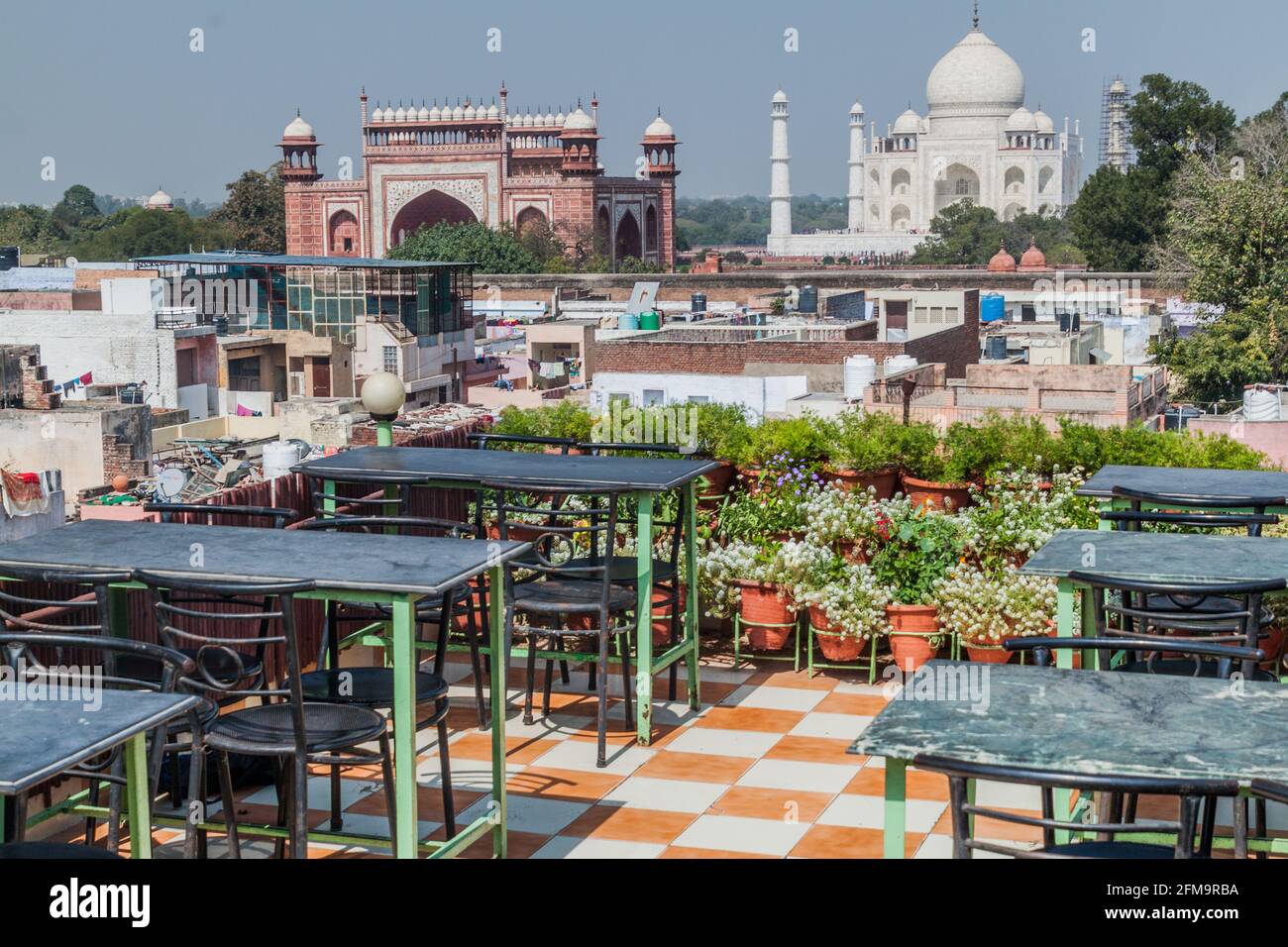 Vue sur le Taj Mahal depuis un restaurant sur le toit à Agra, Inde Banque D'Images