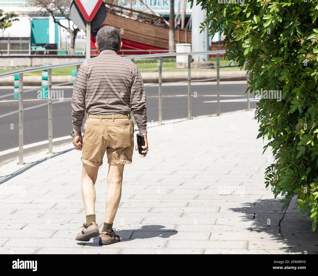 Vue arrière d'un touriste mature habillé de vêtements marron et beige Banque D'Images