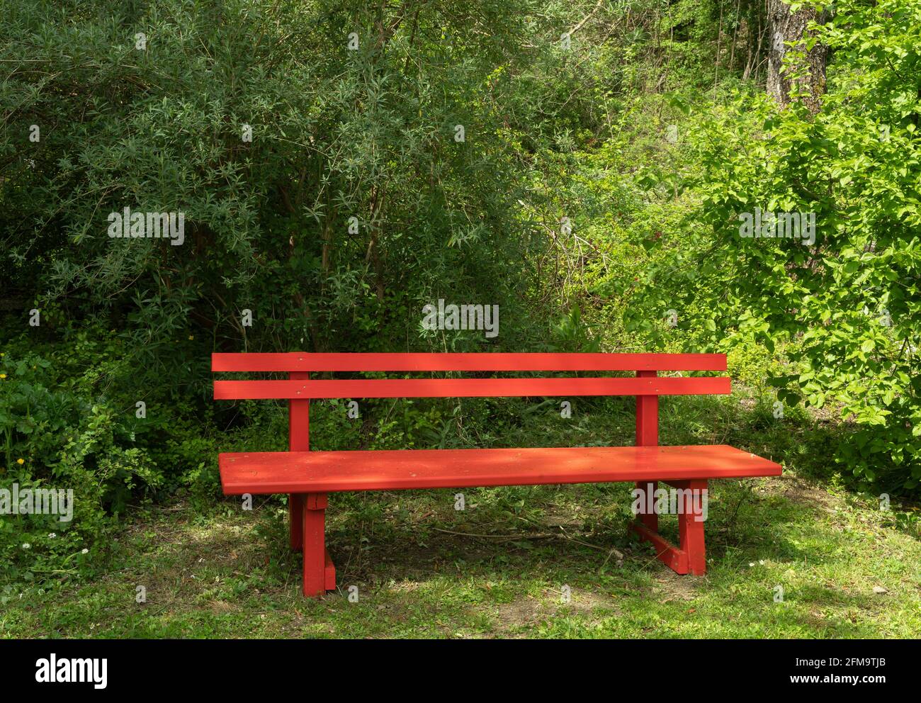 Le banc rouge symbole de la violence contre les femmes. Banque D'Images