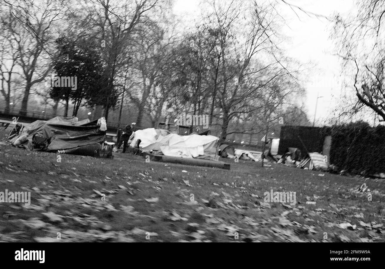 Londres 2021 le premier matin du nouvel an. park Lane vers 8h20 les gens se lève pour prendre un café au milieu de Park Lane à mayfair vraiment. Il y a beaucoup de déchets, il y a des rouleaux de toilettes, beaucoup d'entre eux cuisent et d'autres choses. Ils ont mis un feu pour le café et pour obtenir des vers.il n'y a pas de restrictions de tabagisme 1/1/2021 images blitz Banque D'Images