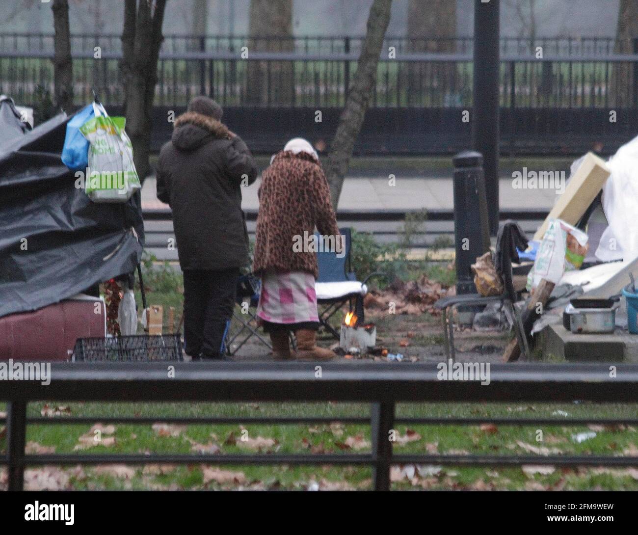 Londres 2021 le premier matin du nouvel an. park Lane vers 8h20 les gens se lève pour prendre un café au milieu de Park Lane à mayfair vraiment. Il y a beaucoup de déchets, il y a des rouleaux de toilettes, beaucoup d'entre eux cuisent et d'autres choses. Ils ont mis un feu pour le café et pour obtenir des vers.il n'y a pas de restrictions de tabagisme 1/1/2021 images blitz Banque D'Images