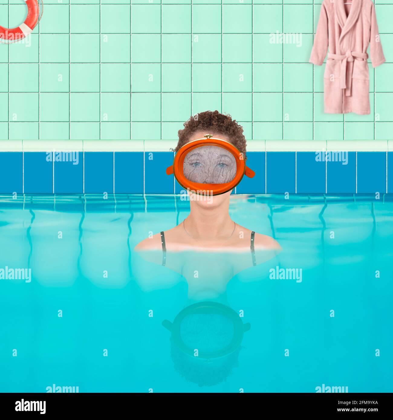 Femme dans la piscine intérieure avec lunettes de plongée (M) Banque D'Images