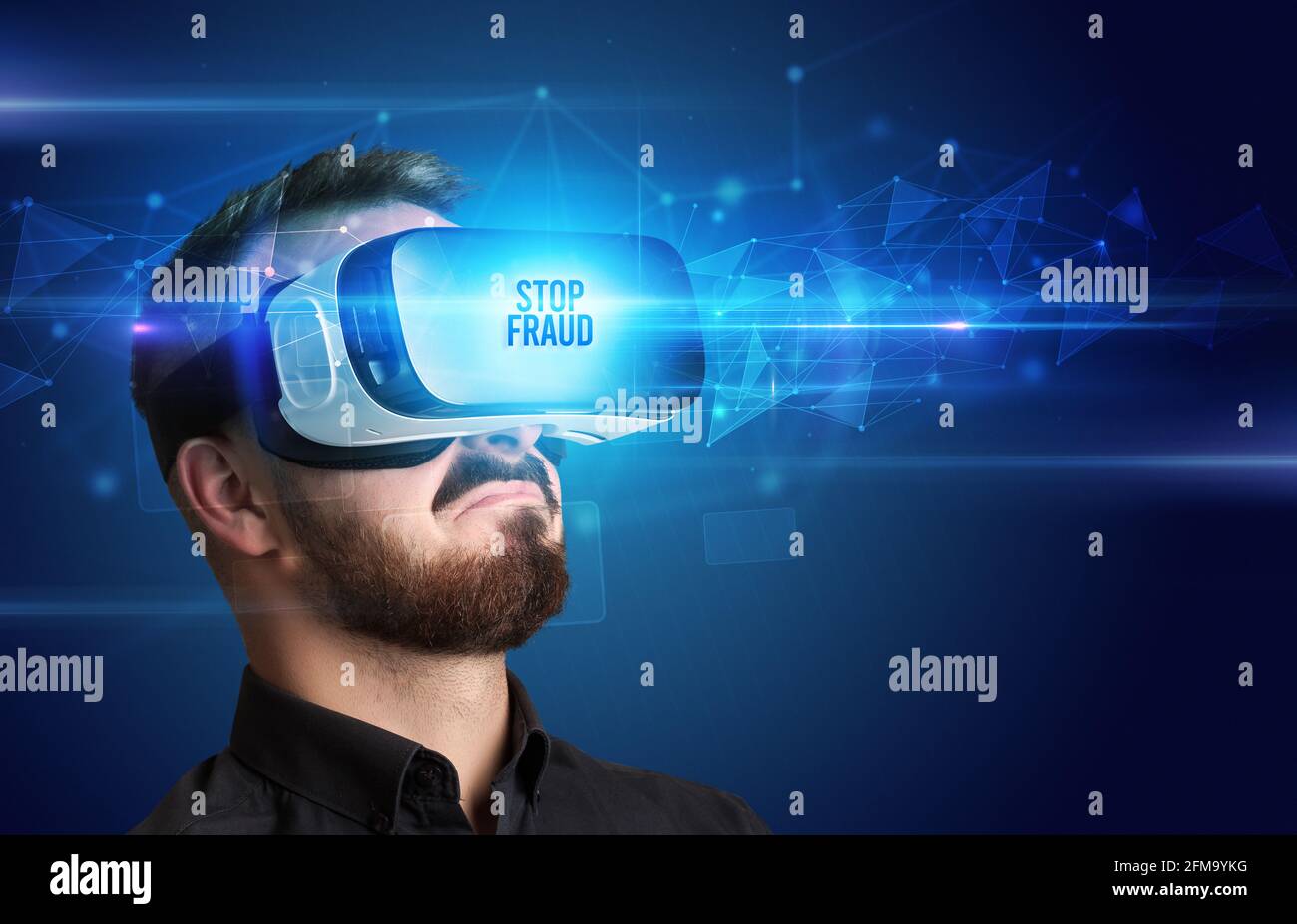 Homme d'affaires regardant à travers les lunettes de réalité virtuelle, concept de sécurité virtuelle Banque D'Images