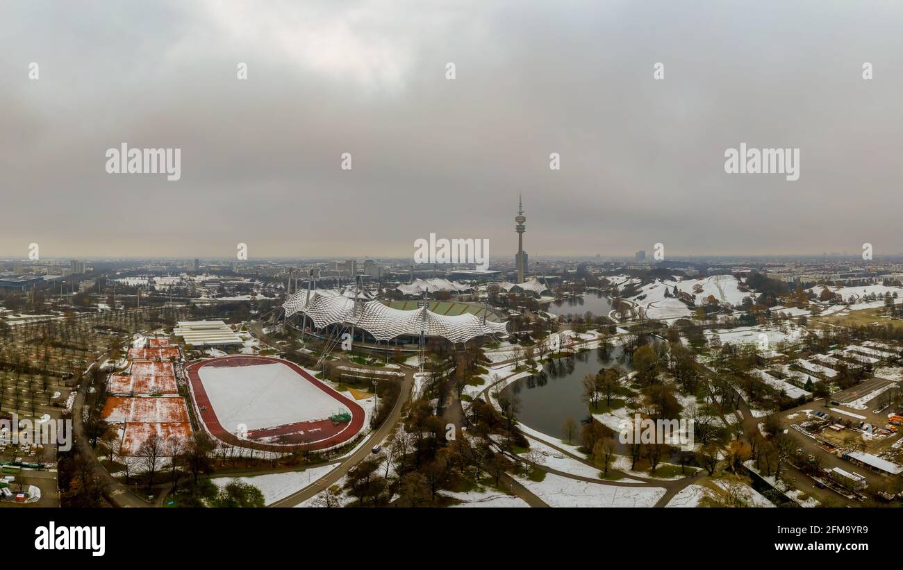 L'hiver à Munich, parc couvert de neige au coeur du metropole bavarois, vue panoramique sur le parc olympique avec sa tour et son lac Banque D'Images