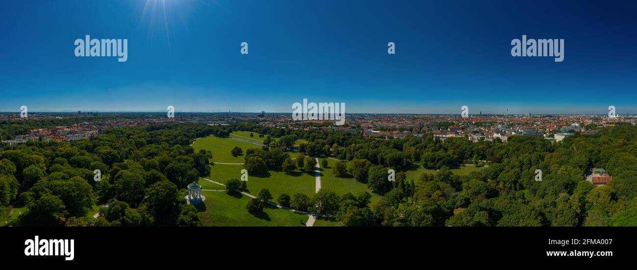 Munich, le célèbre jardin anglais (parc) depuis une vue panoramique Banque D'Images
