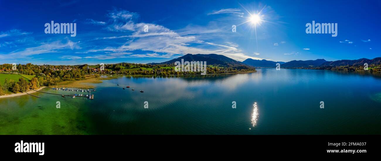 Vue panoramique sur le populaire bavarois Tegernsee, une atmosphère de bien-être avec un grand lac et les alpes en arrière-plan tandis que le soleil brille. Banque D'Images