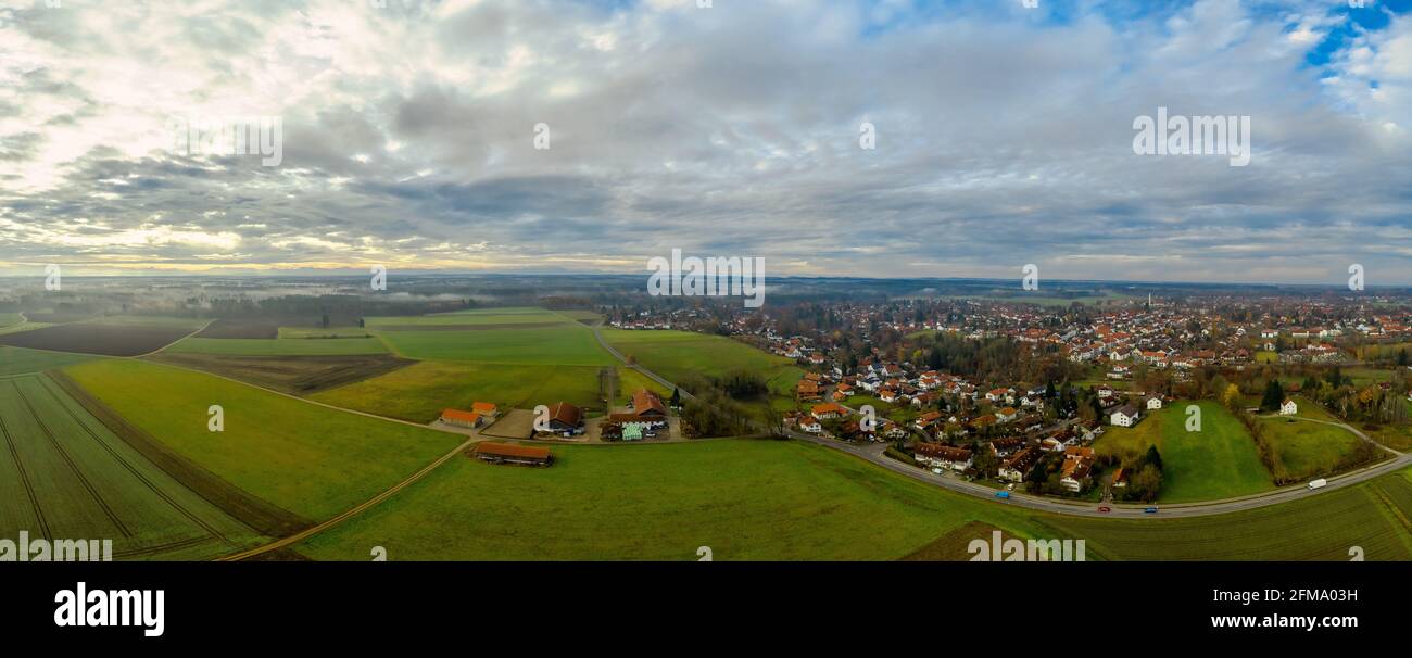 Paysage brumeux d'en haut comme image panoramique d'un idyllique village bavarois Banque D'Images
