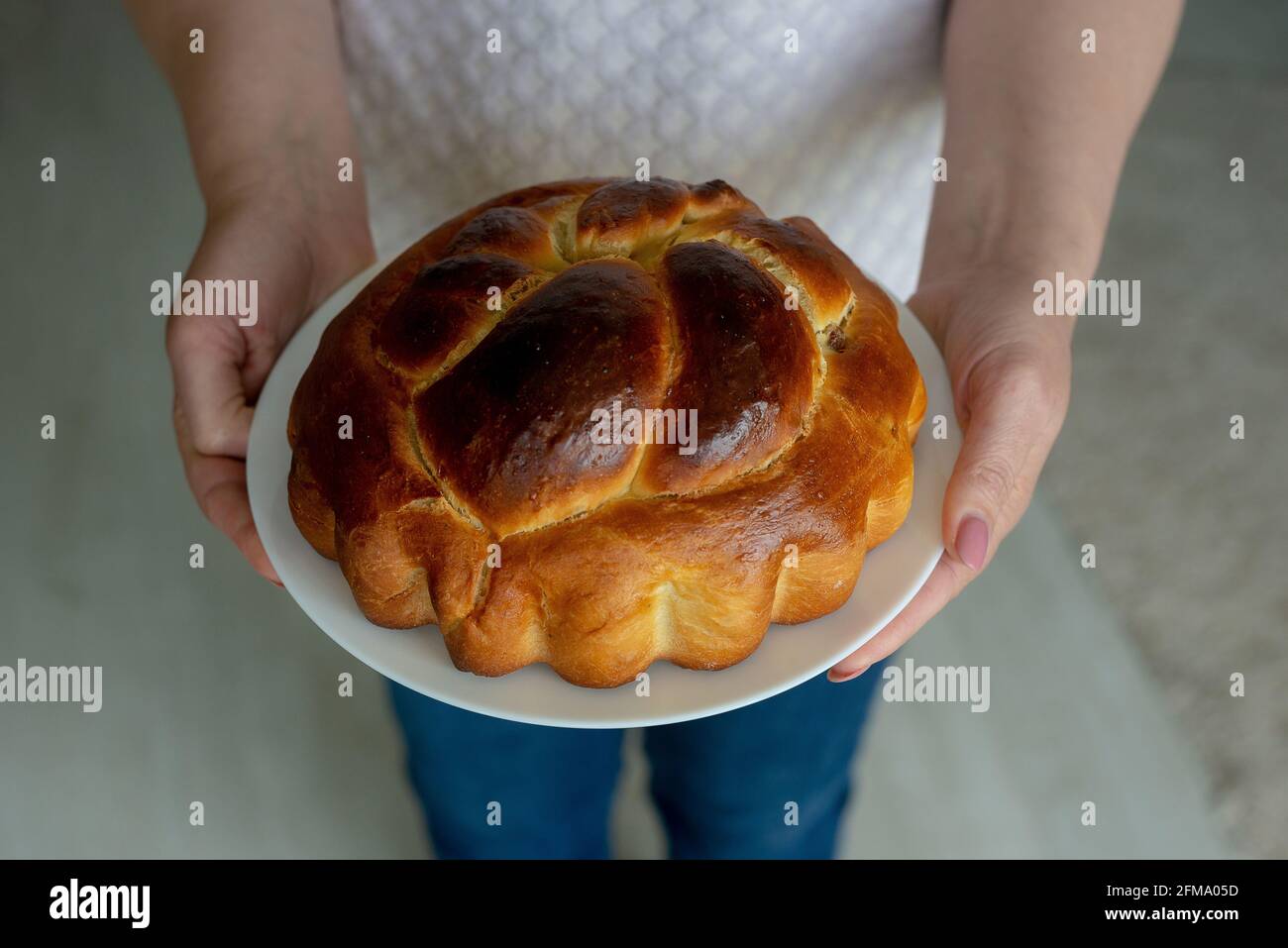Femme tenant un gâteau au chocolat entre de belles mains Banque D'Images