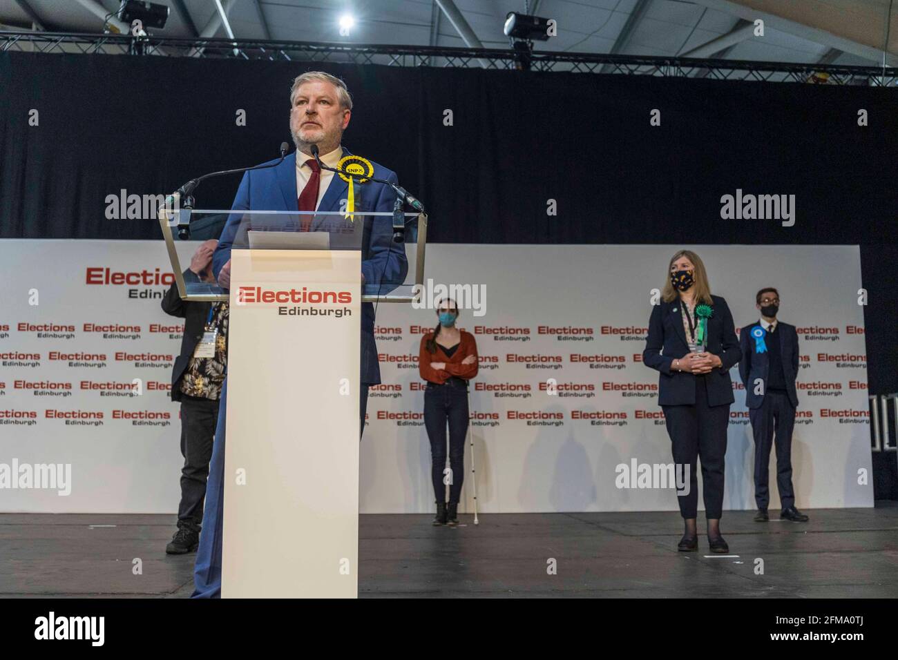 Édimbourg, Royaume-Uni. 07 mai 2021 en photo : Angus Robertson est déclaré vainqueur de la circonscription centrale d'Édimbourg. Le décompte des élections parlementaires écossaises de 2021 dans la région de Lothian a eu lieu au Royal Highland Centre à Édimbourg. Crédit : Rich Dyson/Alay Live News Banque D'Images