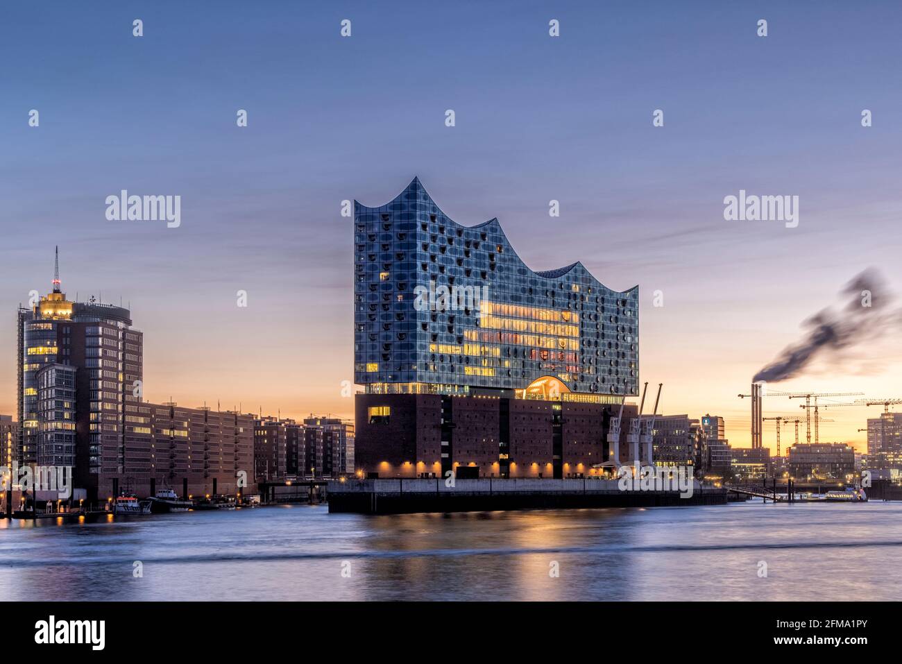 Vue sur l'Elbe à l'heure bleue Elbphilharmonie en début de matinée Banque D'Images