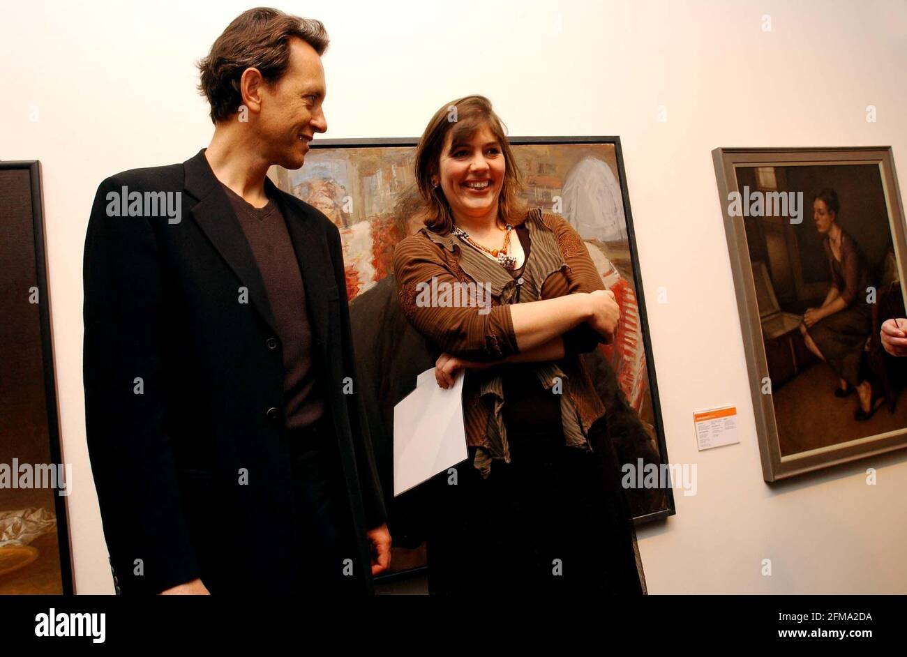 Catherine Goodman avec l'acteur Richard E Grant devant elle le travail qui a été annoncé ce soir comme le gagnant de Cette année BP National Portrait Award.17 juin 2002 photo Andy Le paradis Banque D'Images