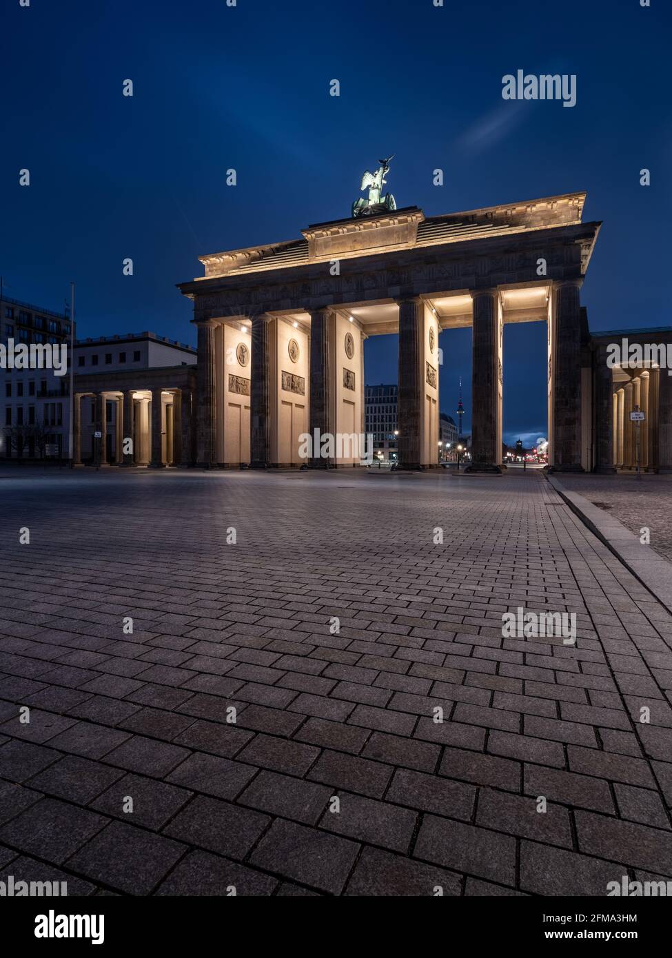 La porte de Brandebourg illuminée et déserte le 18 mars à Berlin dans la soirée. Banque D'Images