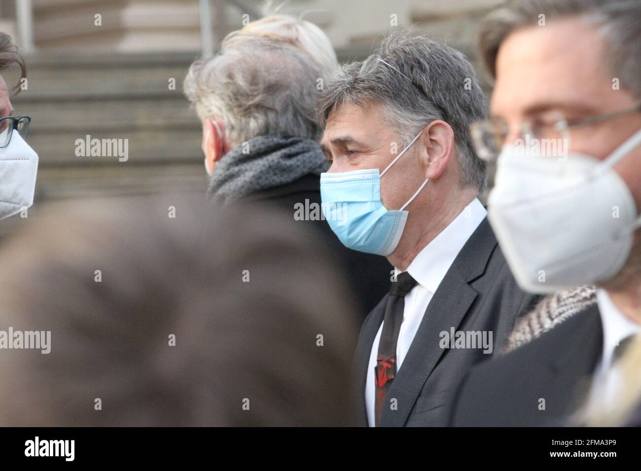 Potsdam: La photo montre le Pasteur Matthias Fichtmüller, directeur théologique de l'Oberlinhaus en face de la sainte Nicoleikirche protestante. Une semaine après l'acte de violence avec quatre morts dans l'Oberlinhaus, un service commémoratif a lieu dans le Nikolaikirche à Potsdam. M. Dietmar Woidke, Premier ministre, M. Mike Schubert SPD, maire de la République, Jürgen Dusel, commissaire fédéral chargé des questions relatives aux personnes handicapées, et M. Matthias Fichtmüller, directeur théologique d'Oberlinhaus. À 7 heures, les cloches de toutes les églises de Potsdam sonnent pendant une minute. (Photo de Simone Kuhlmey/Pacific Pr Banque D'Images