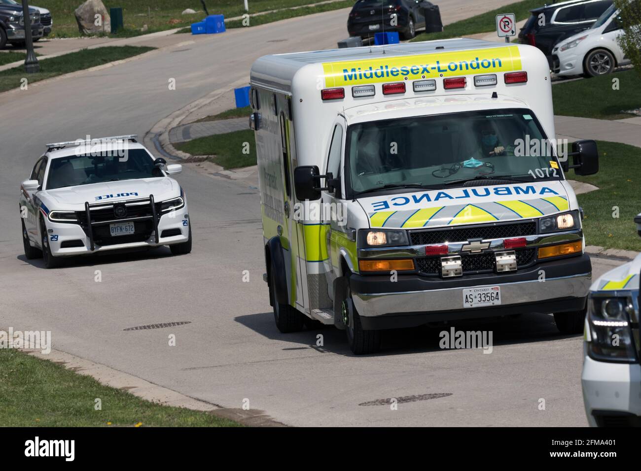 Les véhicules d'urgence, la police et l'ambulance (SMU de London) bloquent une route qui répond à un appel à London, Ontario, Canada. Banque D'Images