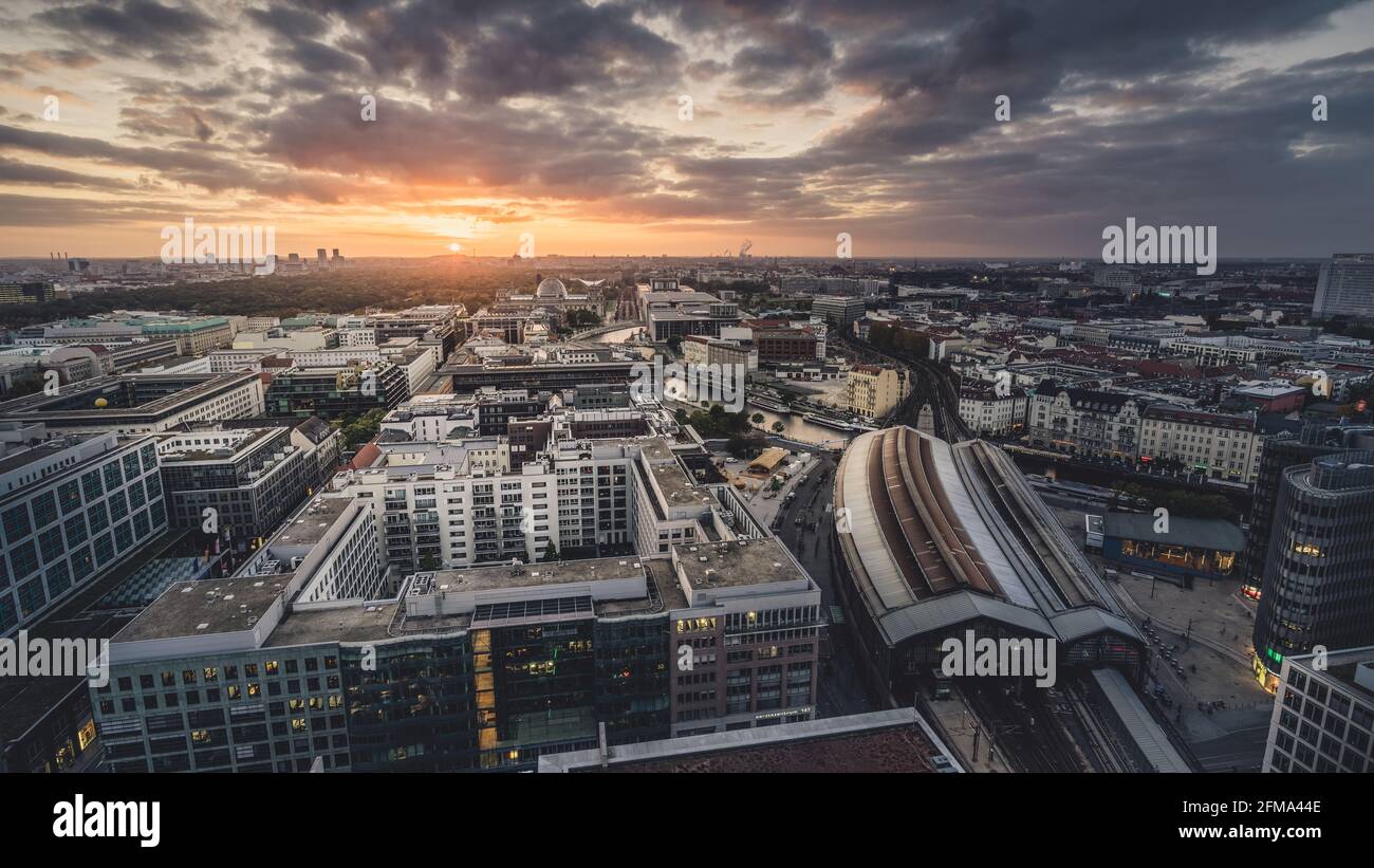 Coucher de soleil sur le centre-ville de Berlin avec vue sur Friedrichstrasse. Banque D'Images