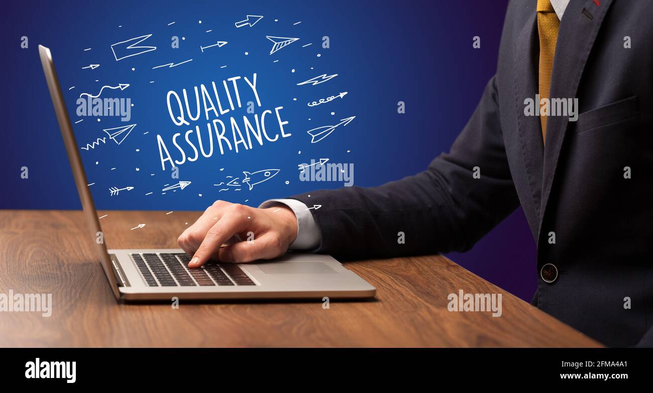 Homme d'affaires travaillant sur ordinateur portable, concept d'e-commerce Banque D'Images