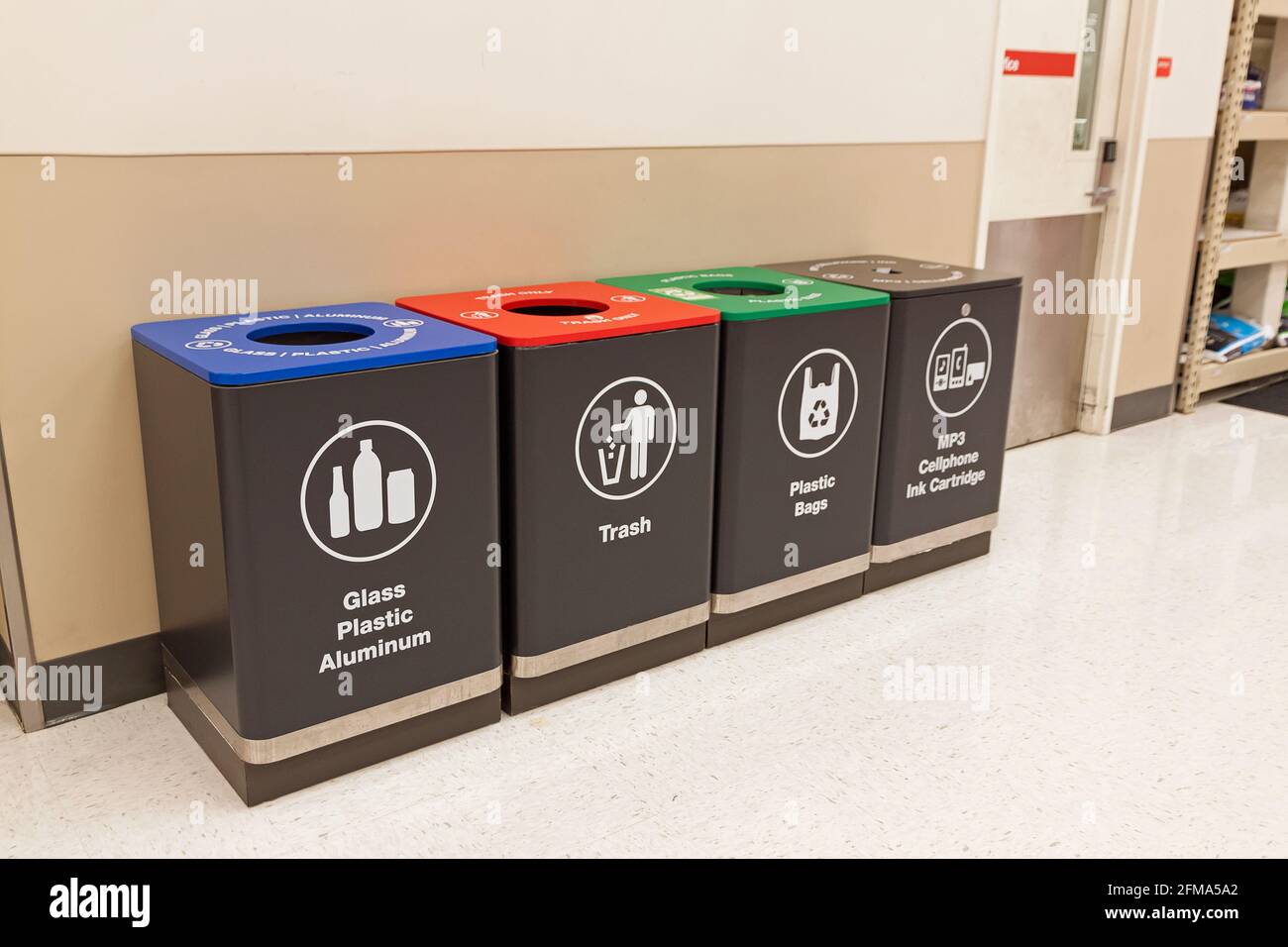Quatre types de bacs de recyclage à l'intérieur d'un magasin en Floride, aux États-Unis. Banque D'Images