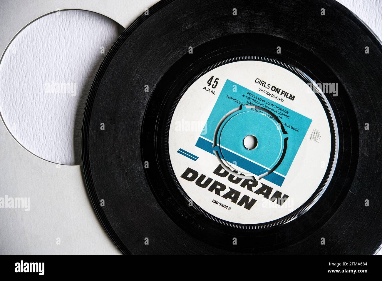 La version en vinyle de Seven inch de Girls on film, le troisième single à succès de Duran Duran, qui a été publié en 1981 Banque D'Images