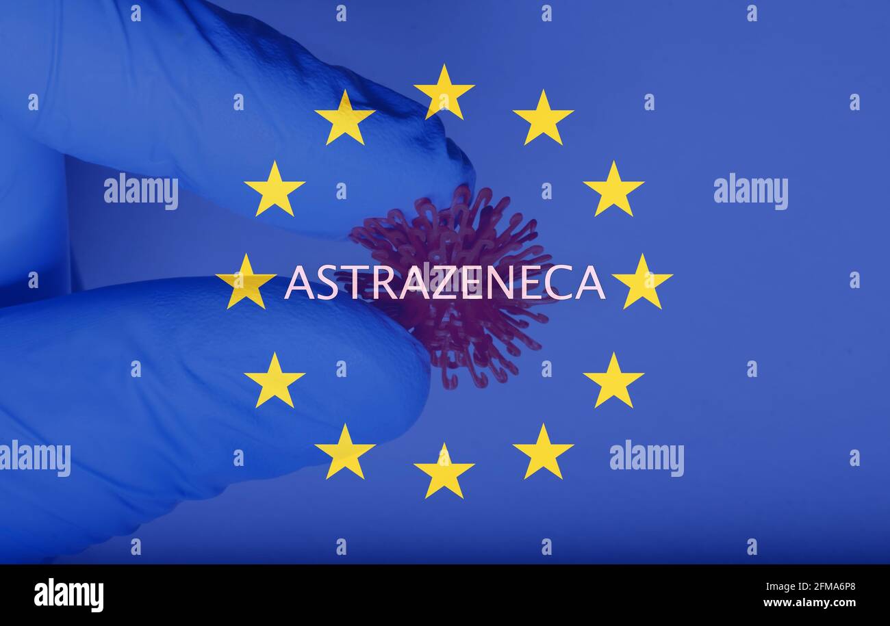 Main d'un médecin tenant une cellule virale, avec un drapeau européen comme fond, avec le texte AstraZeneca . Banque D'Images