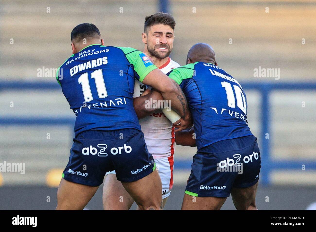 Tommy Makinson (2) de St Helens est abordé par Ashton Golding (1) de Huddersfield Giants et Michael Lawrence (10) de Huddersfield Giants Banque D'Images