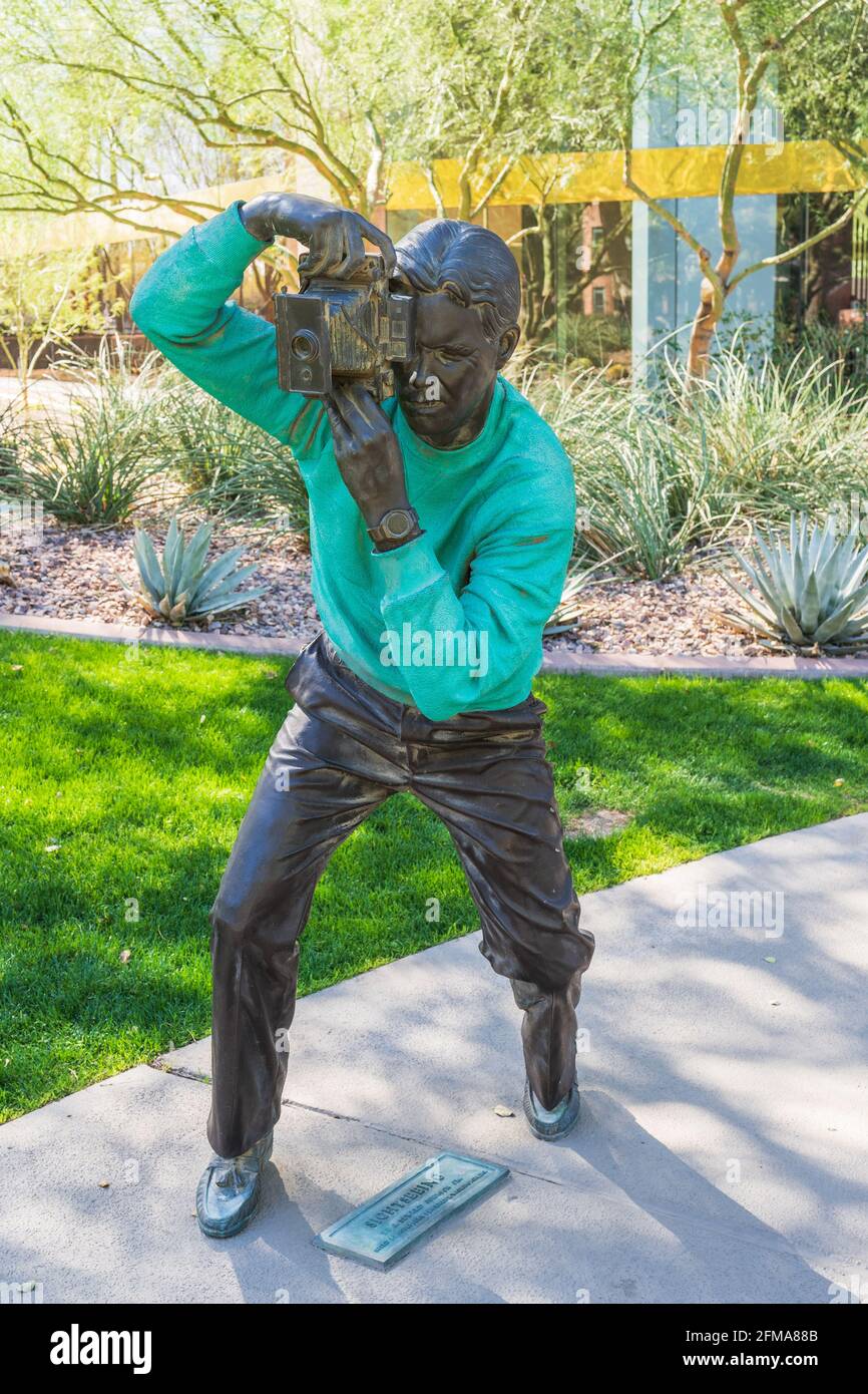 Phoenix, AZ - le 20 mars 2021 : sculpture de photographe de J. Seward Johnson Jr, intitulée « la vue aérienne », se trouve devant l'édifice BMO à Midtown. Banque D'Images