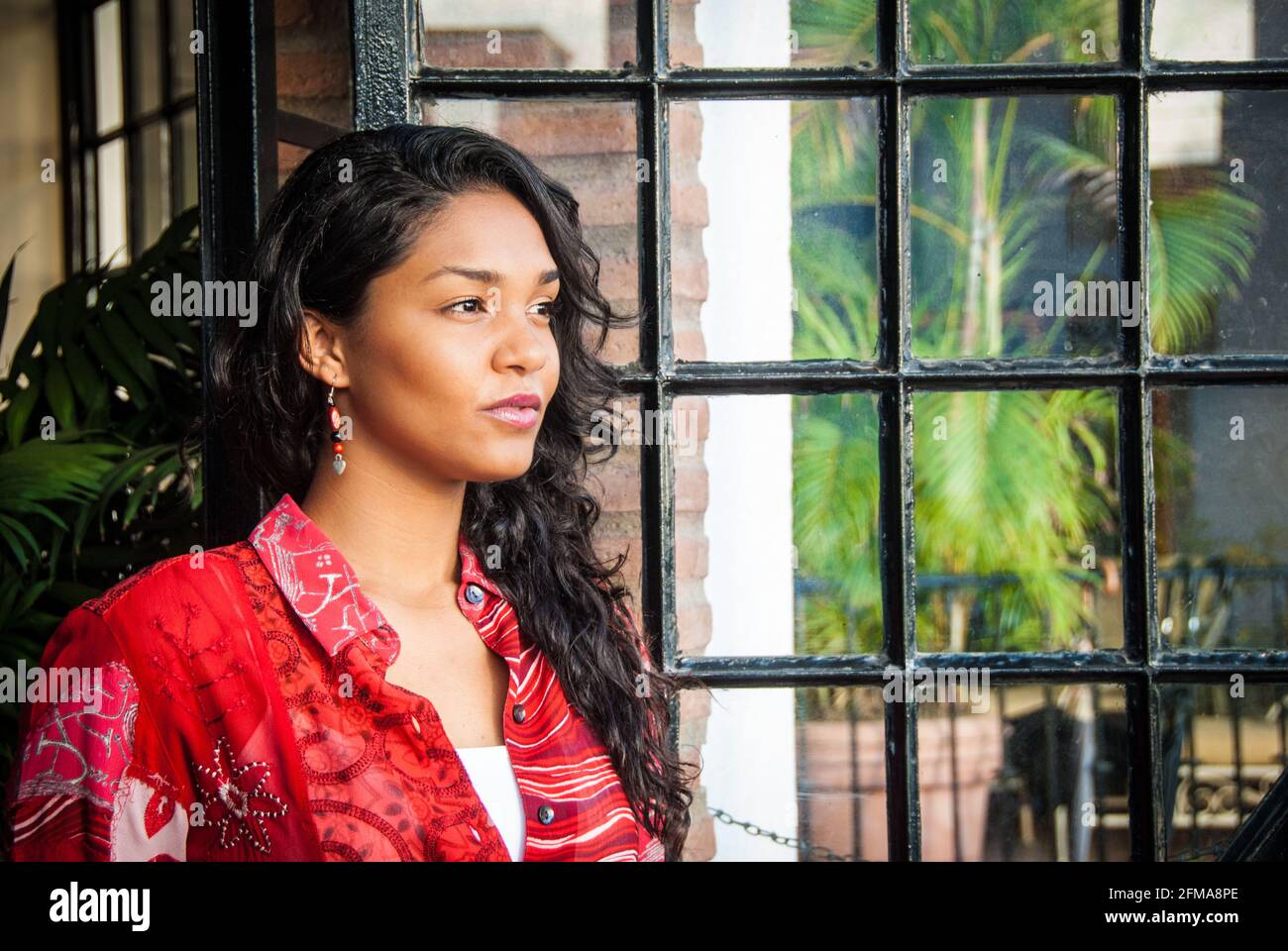 Jeune femme hispanique à la fenêtre dans la pensée - Casa Amorita B&B, Puerto Vallarta sur la Bahia de Banderas de l'océan Pacifique, Jalisco, Mexique. #613PV Banque D'Images