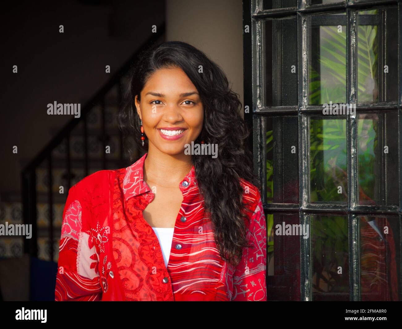 Portrait de la jeune femme hispanique souriante par fenêtre - Casa Amorita B&B, Puerto Vallarta sur Bahia de Banderas, Jalisco, Mexique #613PV Banque D'Images