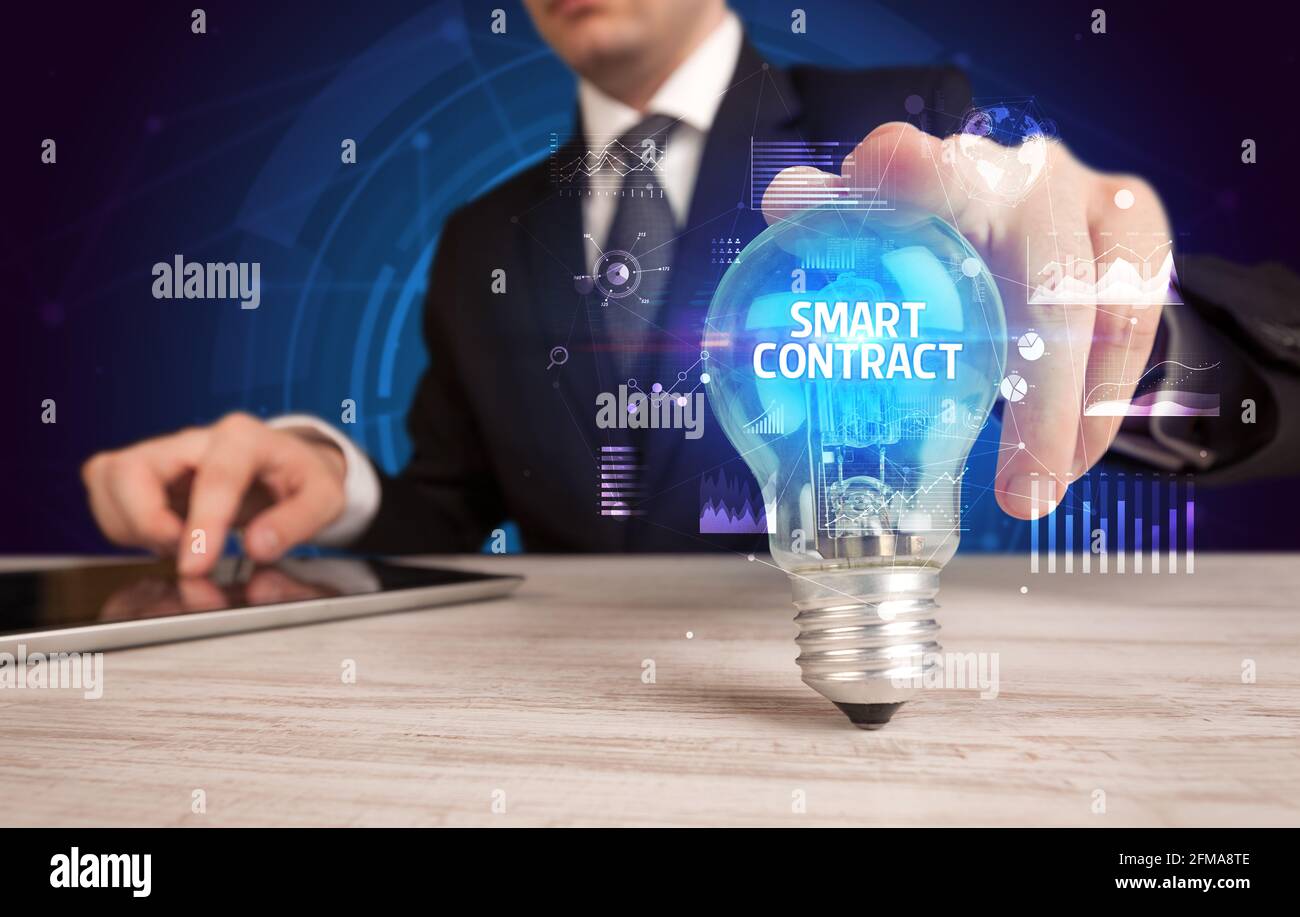 Homme d'affaires tenant une ampoule, nouveau concept d'affaires Banque D'Images