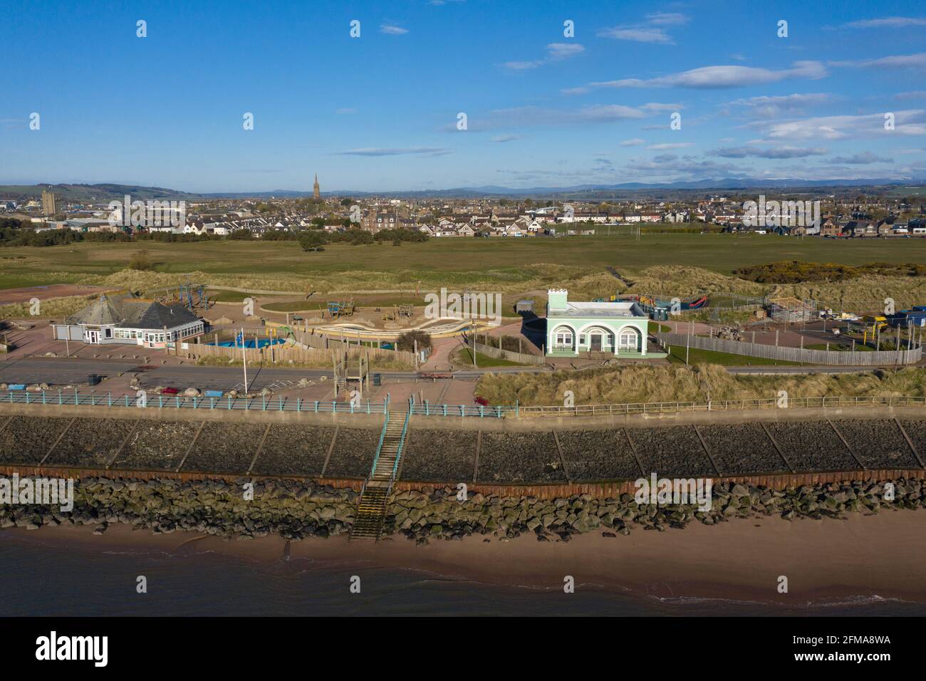 Vue aérienne de l'armure protégeant le front de mer de Montrose aire de jeux Splash et pavillon art déco Trail, Montrose, Angus, Écosse. Banque D'Images