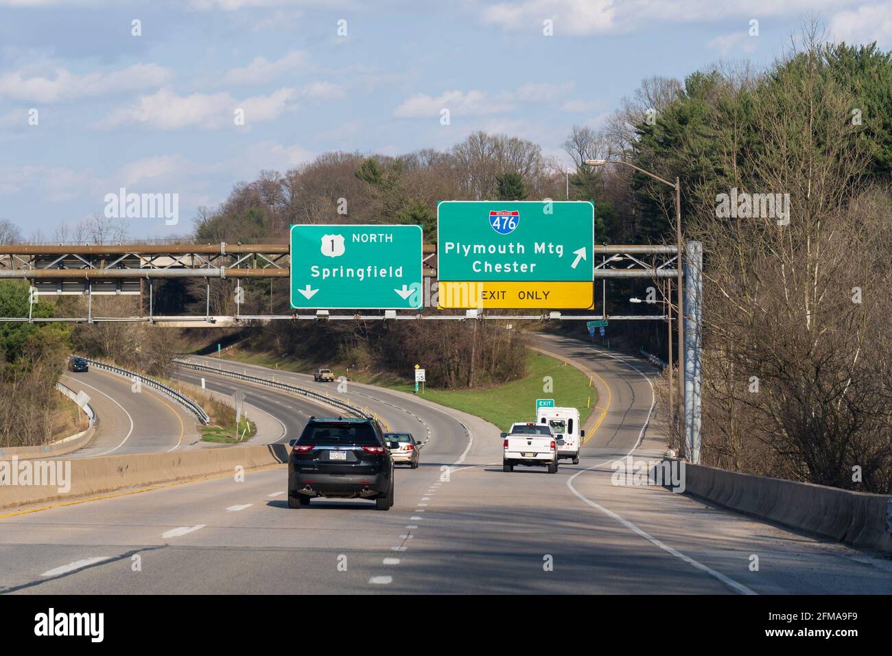 Media, PA - 4 avril 2021 : panneaux de sortie pour la route 476 Plymouth Meeting et Chester de la route 1 en Pennsylvanie, en direction de Springfield. La route 1 est al Banque D'Images