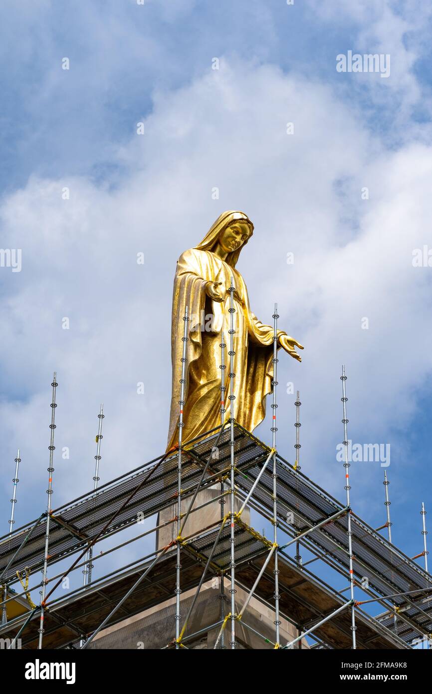 Emmitsburg, MD - 19 avril 2021 : statue de la mère bénie à la Grotte nationale du Sanctuaire de ​Our Dame de Lourdes avec échafaudage pour travaux de restauration. Banque D'Images