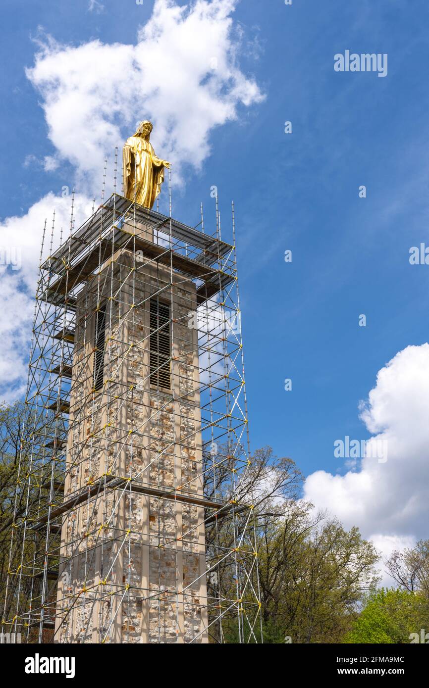 Emmitsburg, MD - 19 avril 2021 : statue de la mère bénie à la Grotte nationale du Sanctuaire de ​Our Dame de Lourdes avec échafaudage pour travaux de restauration. Banque D'Images