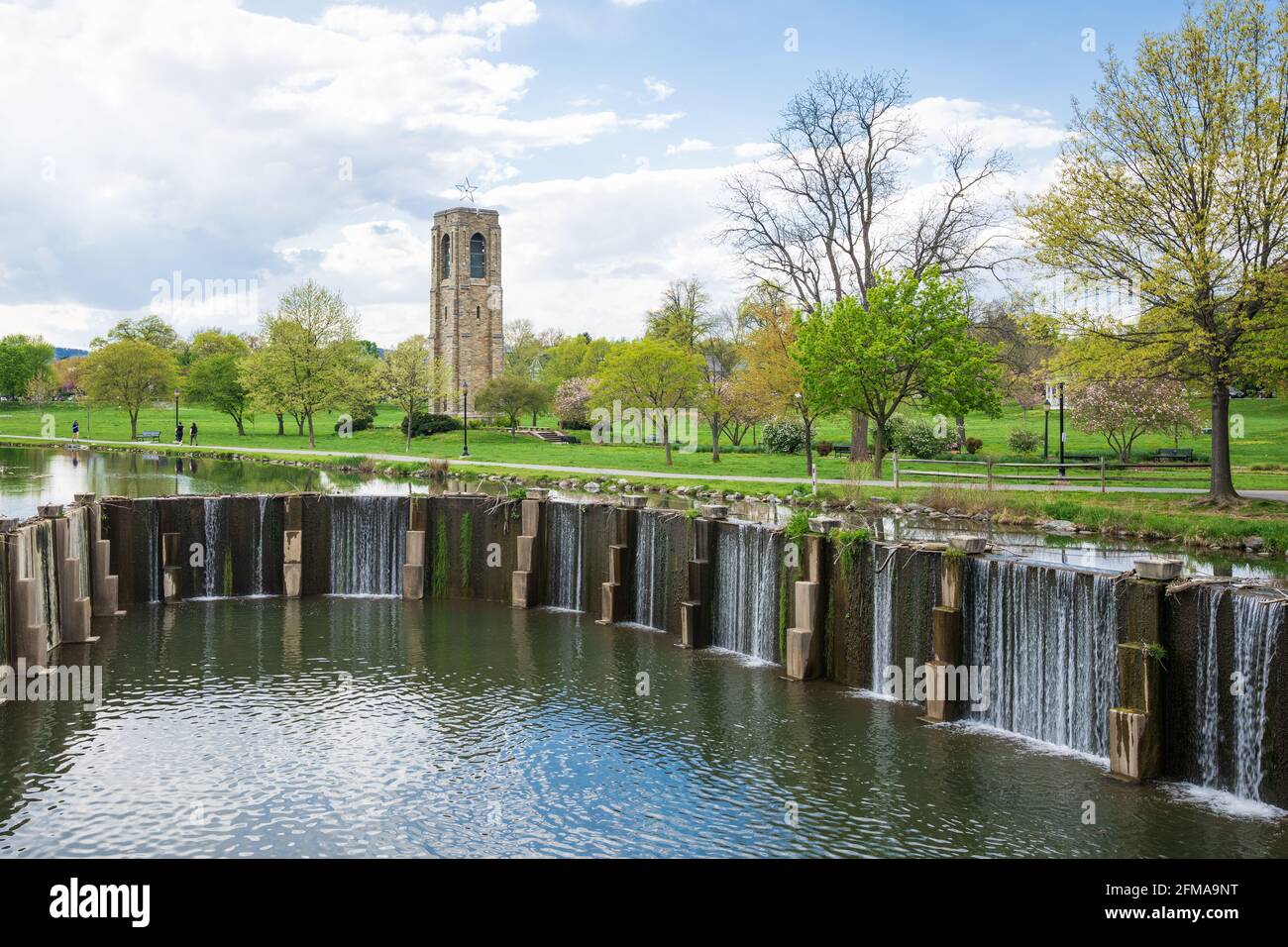 Baker Park au centre-ville de Frederick, Maryland avec la Joseph D. Baker Tower et Carillon et la partie d'eau de Carroll Creek au printemps Banque D'Images