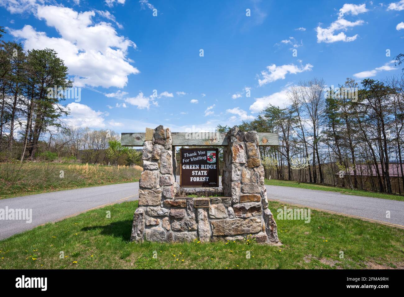 Flintstone, MD - 20 avril 2021 : le panneau de la forêt d'État de Green Ridge à Green Ridge surplombe la zone de stationnement avec le logo pour le Maryland Forest Service Banque D'Images