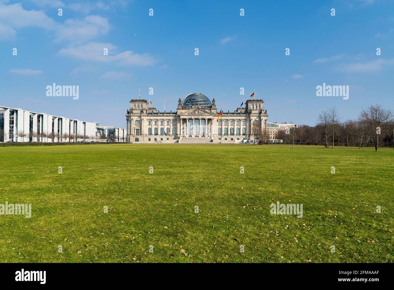 Berlin, bâtiment Reichstag, siège du Bundestag allemand, ambiance printanière, déserté Banque D'Images