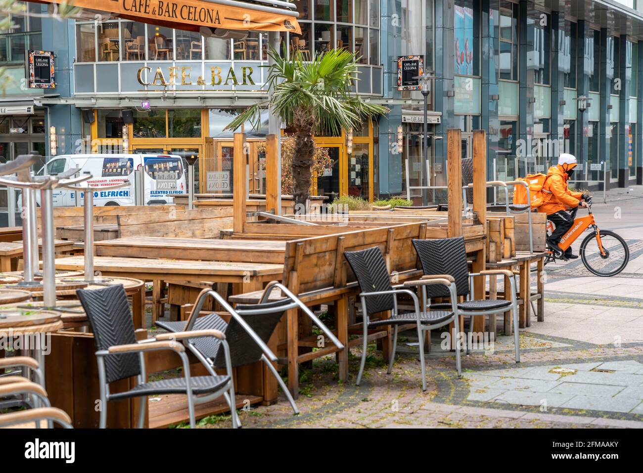 Chaises et tables empilées de diverses entreprises de restauration, sur Kennedyplatz, cafés fermés, pubs, restaurants, Effets du verrouillage dans le Corona cr Banque D'Images