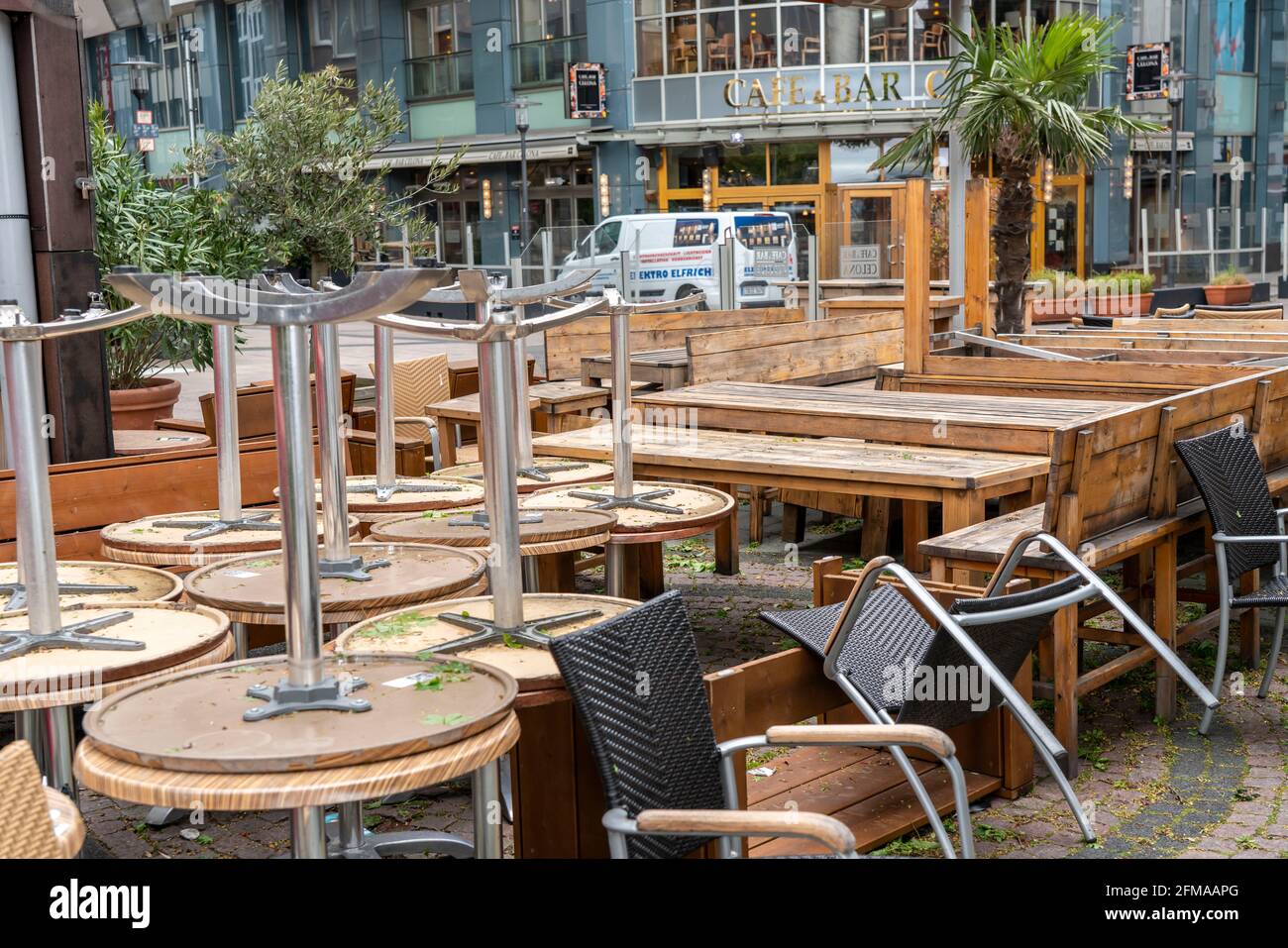 Chaises et tables empilées de diverses entreprises de restauration, sur Kennedyplatz, cafés fermés, pubs, restaurants, Effets du verrouillage dans le Corona cr Banque D'Images