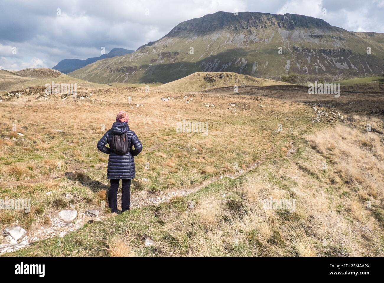 Lac Cregennan,Lacs Cregennan,à,la,base,près,Cadair Idris,Cader Idris,montagne.pittoresque,isolé,du milieu,de,l'ouest,du pays de Galles,rural,pittoresque,rural,emplacement,la colline principale 'pointy' que vous voyez à côté du lac est appelée 'Pared y Cefn Hir' et est accessible à pied.Il est aussi raide qu'il regarde, mais une fois que vous êtes au sommet, vous pouvez suivre le chemin vallonné sur toutes les crêtes, avec vue sur Barmouth et sur les lacs.Vous descendez et suivez ensuite le chemin au pied de la colline, ou vous pouvez marcher entre les lacs après la maison de bateau. Banque D'Images