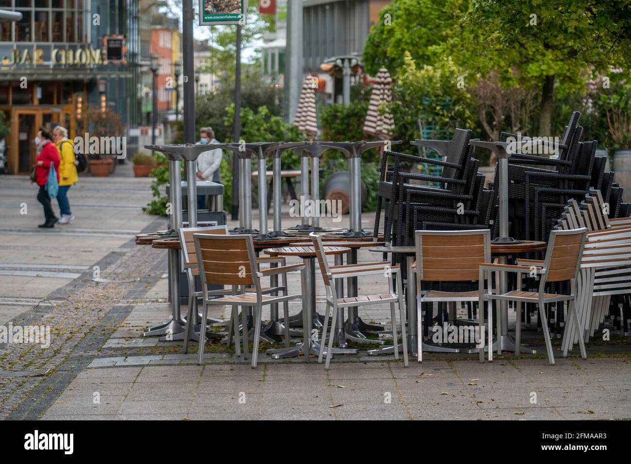 Chaises et tables empilées de diverses entreprises de restauration, sur Kennedyplatz, cafés fermés, pubs, restaurants, Effets du verrouillage dans le Corona cr Banque D'Images
