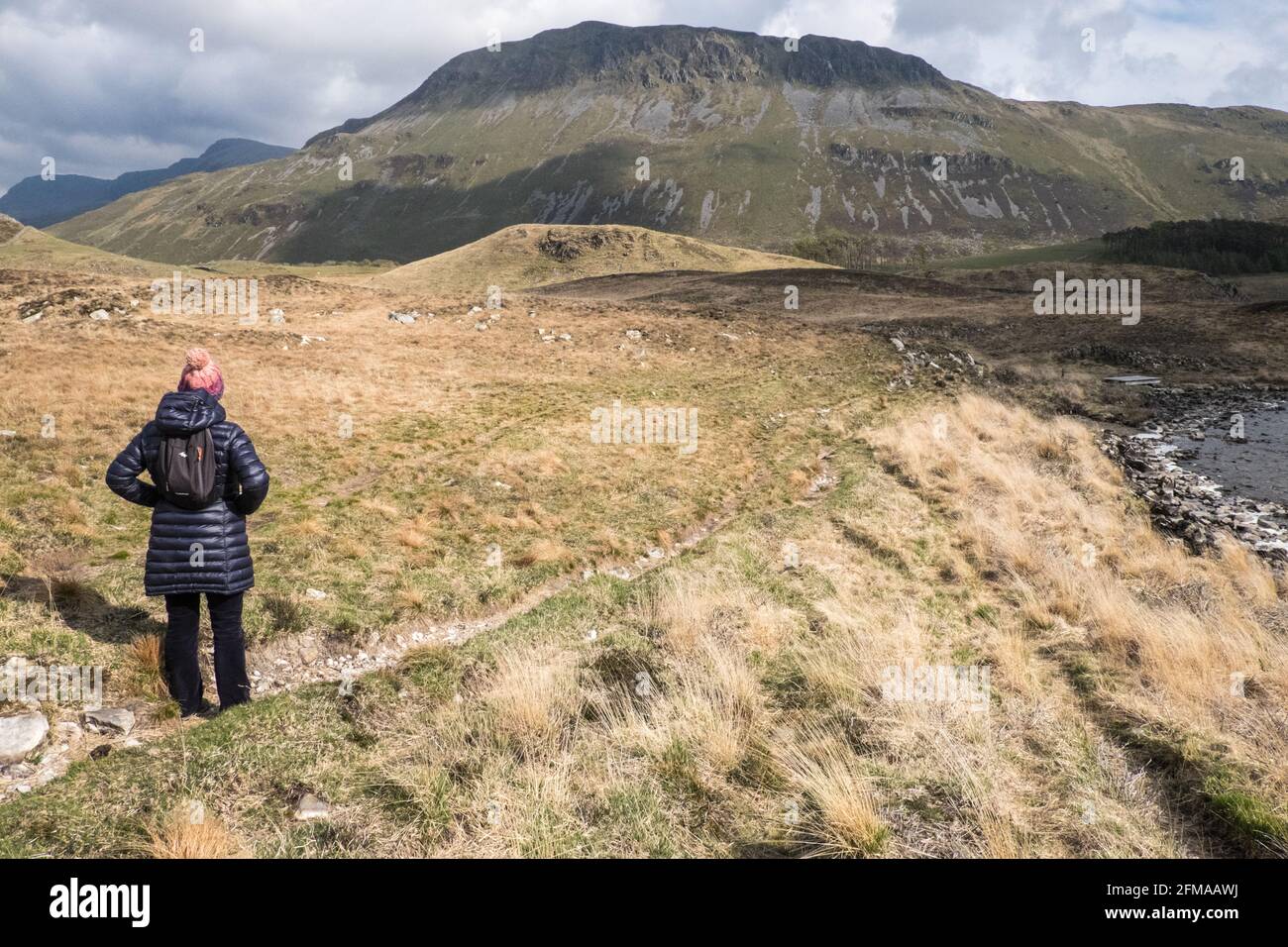 Lac Cregennan,Lacs Cregennan,à,la,base,près,Cadair Idris,Cader Idris,montagne.pittoresque,isolé,du milieu,de,l'ouest,du pays de Galles,rural,pittoresque,rural,emplacement,la colline principale 'pointy' que vous voyez à côté du lac est appelée 'Pared y Cefn Hir' et est accessible à pied.Il est aussi raide qu'il regarde, mais une fois que vous êtes au sommet, vous pouvez suivre le chemin vallonné sur toutes les crêtes, avec vue sur Barmouth et sur les lacs.Vous descendez et suivez ensuite le chemin au pied de la colline, ou vous pouvez marcher entre les lacs après la maison de bateau. Banque D'Images