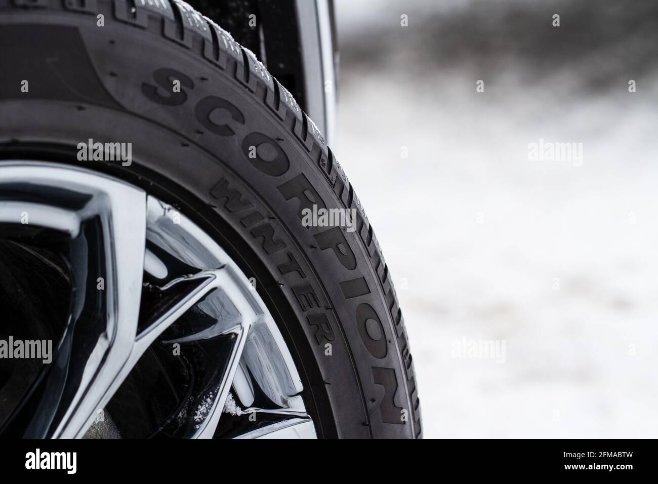 MOSCOU, RUSSIE - 23 FÉVRIER 2021, vue rapprochée de la roue Pirelli Tires.  Vue rapprochée du logo du pneu Pirelli Scorpion. Pneus d'hiver Photo Stock  - Alamy