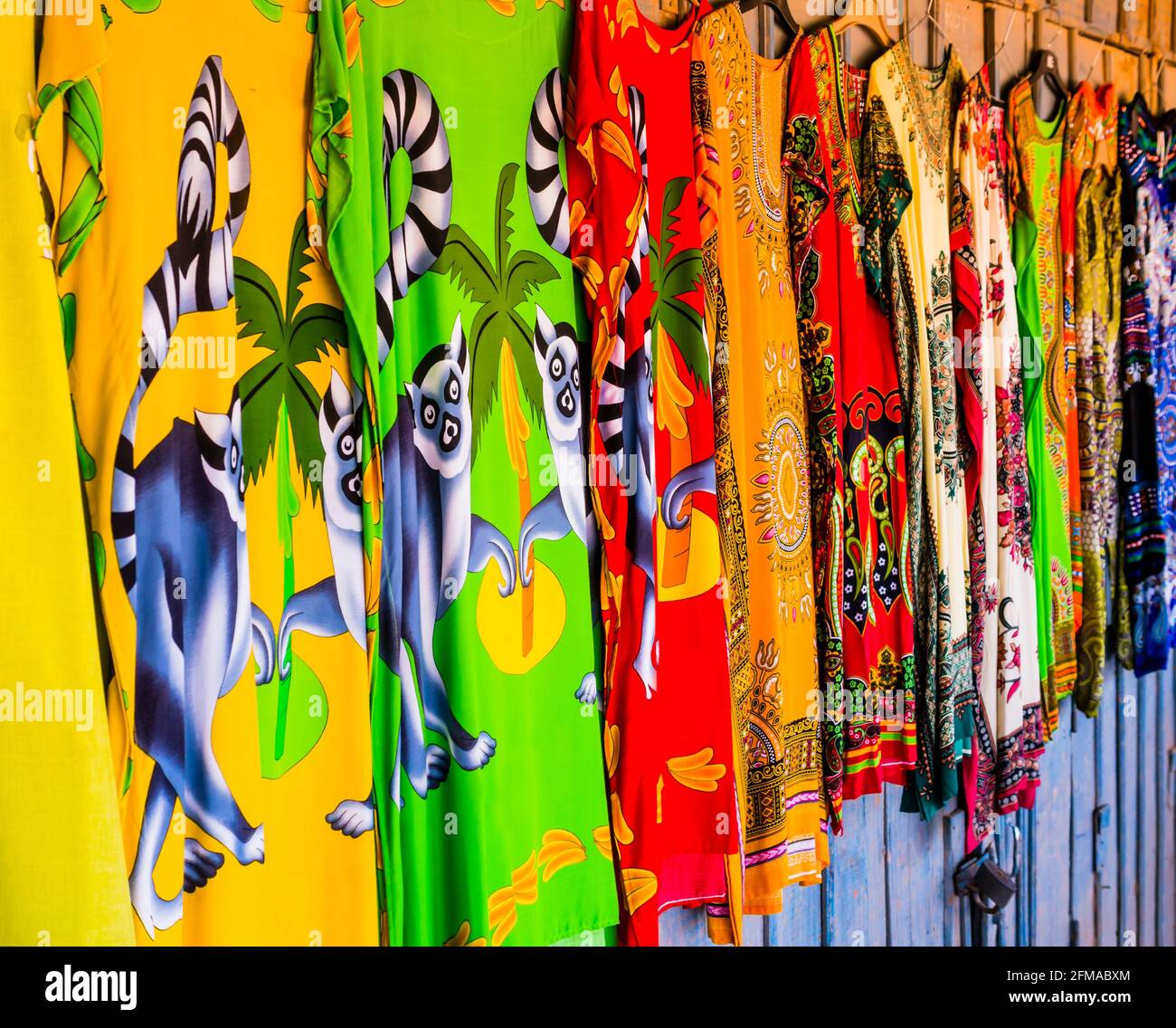 Exposition de paréo ethnique multicolore et de robes pour femmes avec des sujets traditionnels, marché Antananarivo, Madagascar Banque D'Images