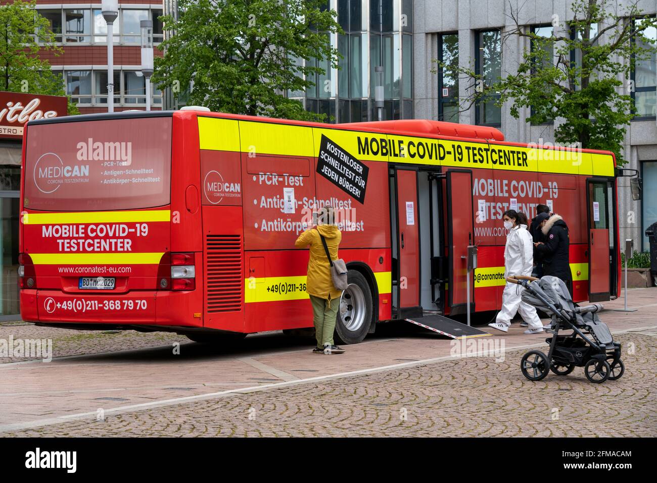 Centre mobile de test pour Corona tests rapides, dans un bus, dans le centre-ville de Bochum, NRW, Allemagne, Banque D'Images