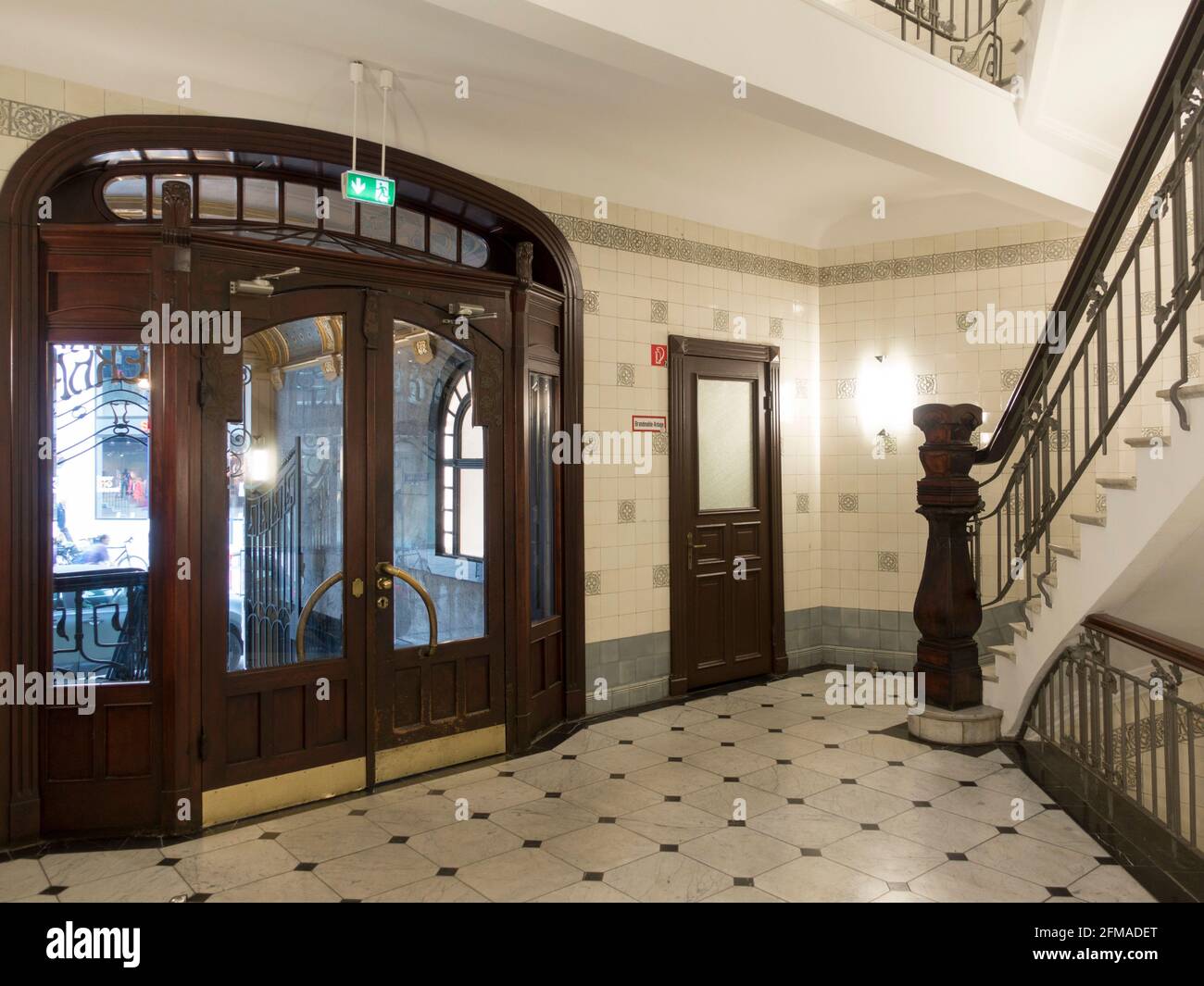 Körnerhaus, immeuble de bureaux et de commerces dans le quartier Neustadt de Hambourg, construit en 1904-05 selon les plans de Hermann Kaune, Staircase, Körnerhaus dans Poststrasse, Art Nouveau, Hambourg, Allemagne Banque D'Images