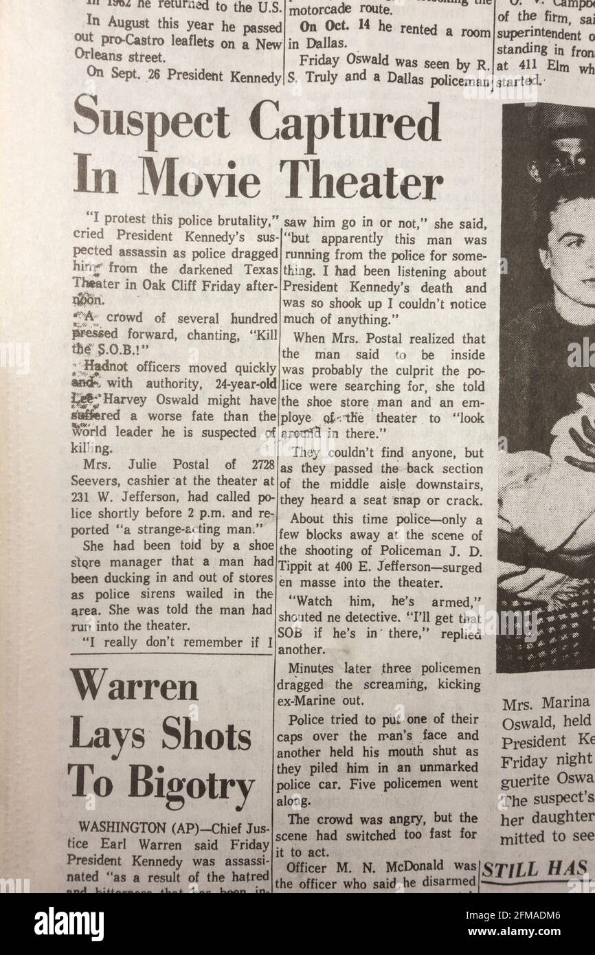 Titre « Suskect capturé dans le cinéma », Dallas Morning News (copie de réplica), 23 novembre 1963, suite à l'assassinat de John F Kennedy. Banque D'Images