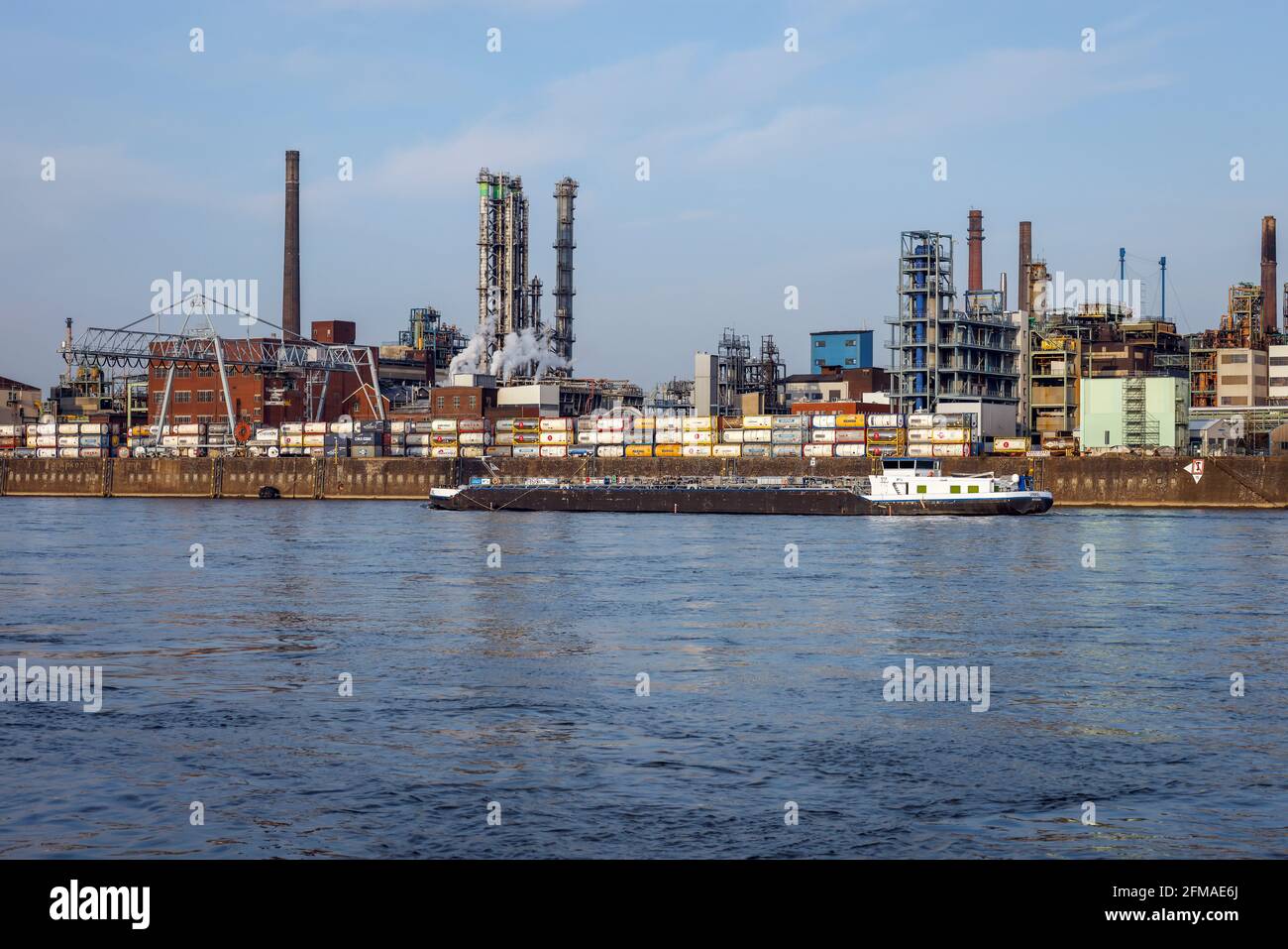 Leverkusen, Rhénanie-du-Nord-Westphalie, Allemagne - Bayer Chempark Leverkusen, site d'usine sur le Rhin, un tiers de la production chimique totale en Rhénanie-du-Nord-Westphalie a lieu ici, l'exploitant du Chempark est Currenta, anciennement Bayer Industry Services. Banque D'Images