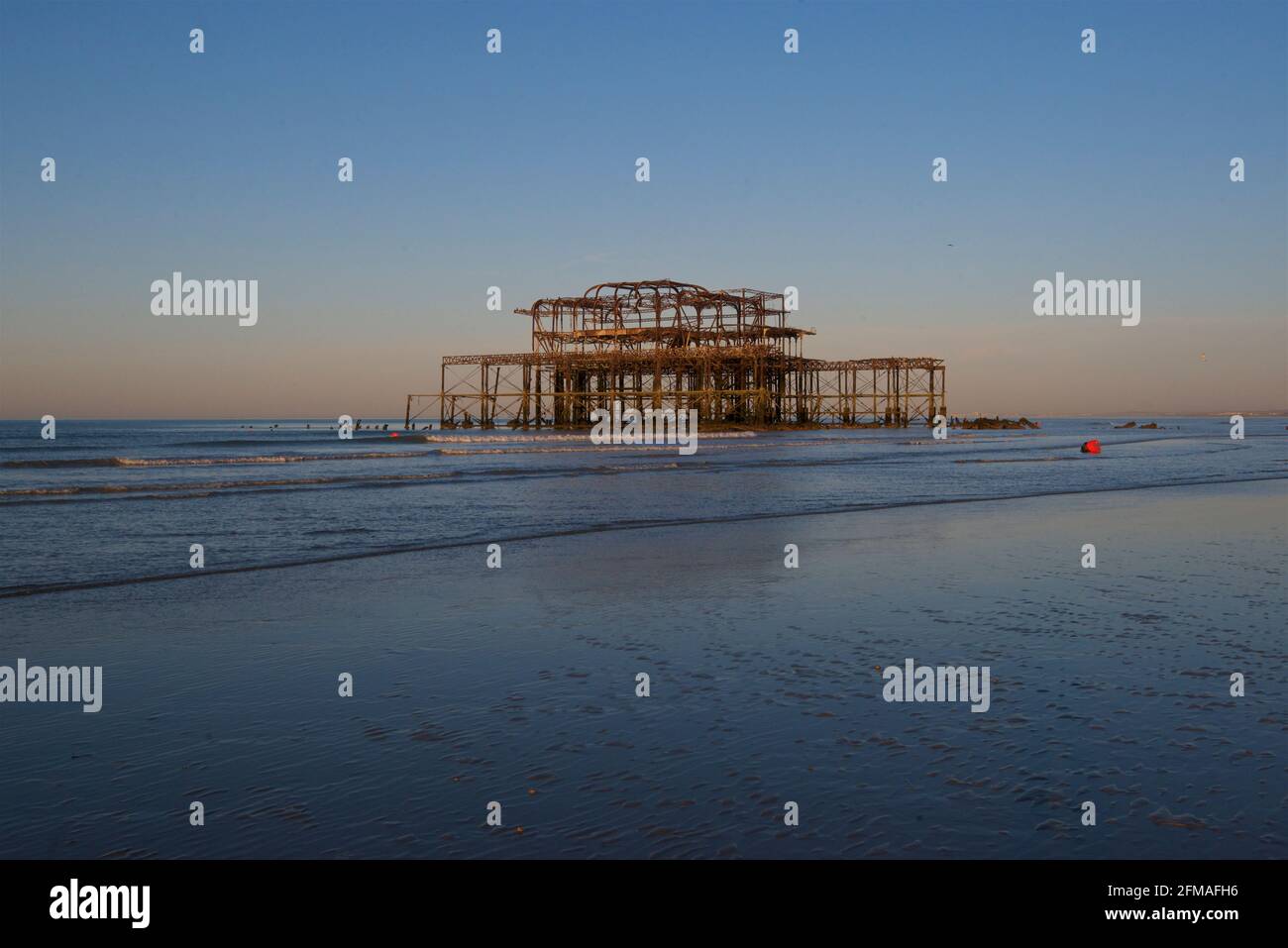 La rouille solitaire reste de la jetée ouest à marée basse. Brighton & Hove, Sussex, Angleterre, Royaume-Uni Banque D'Images