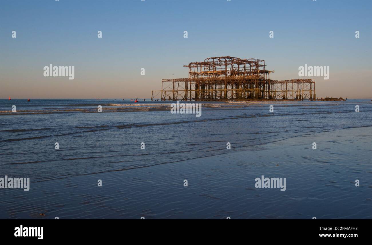 La rouille solitaire reste de la jetée ouest à marée basse. Brighton & Hove, Sussex, Angleterre, Royaume-Uni Banque D'Images